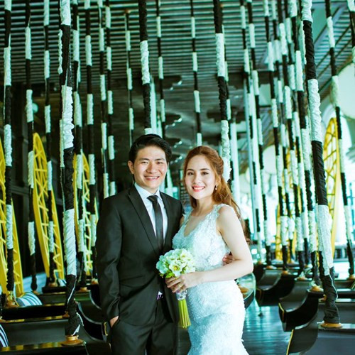Theo tiết lộ của chú rể, có khoảng 120 người nhà, vị khách đi chuyến bay Quảng Ngãi ra Hà Nội để mừng đám cưới. Cô dâu, chú rể còn “chơi đẹp” đến mức tài trợ tiền vé máy bay, kinh phí đi lại, tiền ăn, nghỉ ở khách sạn, thậm chí còn có quà lưu niệm mang về cho tất cả những vị khách này.