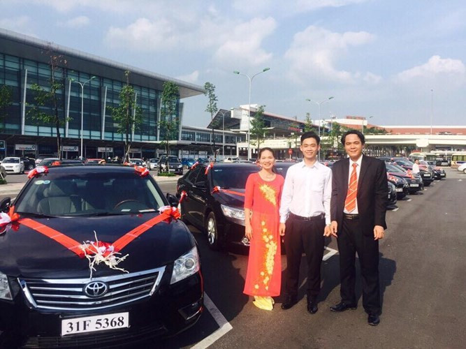 Sau khi máy bay đáp xuống sân bay Nội Bài, nhà trai đã chuẩn bị sẵn đoàn xe sang trọng gồm 25 chiếc để phục vụ đưa khách đến Nhà hàng Xuân Mai, Hà Nội. Nhìn qua có thể thấy ngay tất cả 25 chiếc xe đều là dòng sang trọng, đắt tiền, thậm chí còn được nhiều dân mạng gọi là “siêu xe” bởi quá lộng lẫy. Đoàn xe đều được trang trí, thắt nơ đỏ, dán chữ song hỷ và chờ sẵn ở bãi đậu xe sân bay.
