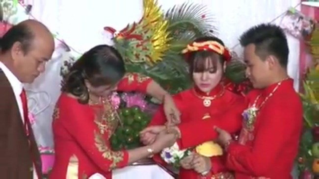 Trong đoạn video, bố cô dâu đã ngậm ngùi phát biểu trước quan viên hai họ với nội dung rất ngắn gọn: “Nhân việc con gái đi lấy chồng, cha mẹ cho cháu một chút vốn để làm ăn”, liền sau đó là hộp trang sức, có rất nhiều vòng cổ, vòng tay đeo cho cả cô dâu và chú rể.