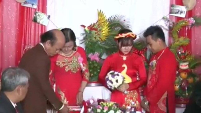 Trước đó vài tuần, mạng xã hội cũng nô nức chia sẻ đoạn clip tại một đám cưới ở miền Trung, điều khiến mọi người chú ý nhất trong đám cưới trên đó chính là số của hồi môn mà bố mẹ cô dâu trao cho con gái trong ngày trọng đại ước tính giá trị lên đến 11 tỷ, bao gồm 300 lượng vàng và 50.000 USD.