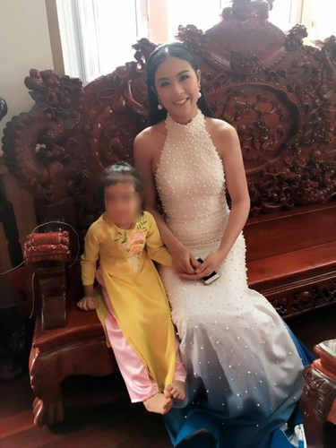 Dẫn chương trình đám cưới là Hoa hậu Ngọc Hân. Ngoài ra, đám cưới còn có hơn 20 nghệ sĩ được mời đến biểu diễn gồm: ca sĩ Thanh Thanh Hiền, ca sĩ Khánh Phương, ca sĩ Anh Thơ, ca sĩ Lâm Chấn Huy, ca sĩ Chu Bin, ca sĩ Hồ Phàm, danh hài Hiệp Gà,...Chi phí mời các nghệ sĩ đến dự khoảng gần 2 tỷ đồng cùng số tiền khủng đãi tiệc suốt 3 ngày cho hơn 3.000 bà con dân làng, khách mời.