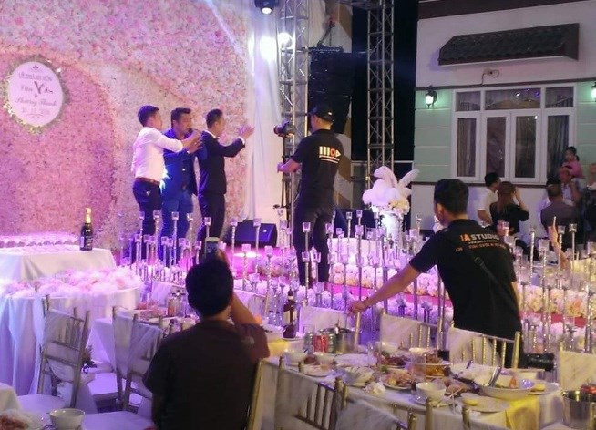 Trước đám cưới 3 tháng, hơn 1.000 ngọn đèn lồng được giăng kín từ cổng làng đến tư gia nhà trai ở Hưng Yên thay cho lời báo hỷ. Ngày 16/11, 3 ngày trước tiệc cưới, ban tổ chức đám cưới huy động hơn 7 xe tải chở đồ trang trí từ Hà Nội đến Hưng Yên để trang hoàng cho cả làng và nhà riêng chú rể cùng khu vực sân khấu, đãi tiệc. Hơn 500m thảm đỏ được trải từ cổng làng đến thẳng nhà trai.