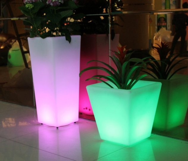Theo khảo sát của Kiến Thức, trên thị trường có khá nhiều kiểu chậu hoa đèn led với mức giá dao động từ hơn 2-5 triệu đồng.