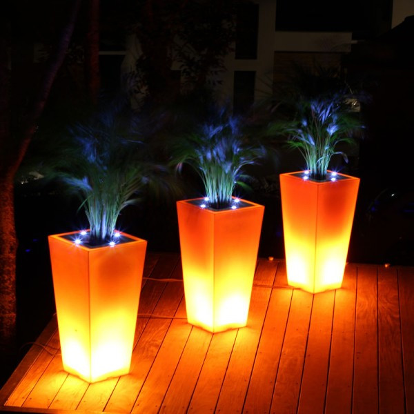 Trang trí hiên nhà với chậu hoa phát sáng cũng là một trong những ý tưởng độc đáo.