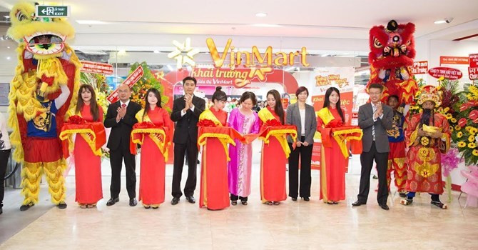 Đặc biệt, đầu ra cho nông sản VinEco sẽ được đảm bảo bởi hệ thống siêu thị Vinmart và cửa hàng tiện lợi Vinmart+ đang được “phủ sóng” toàn quốc. Tính đến nay, số lượng siêu thị VinMart và VinMart+ đã bùng nổ với hàng ngàn cửa hàng trên toàn quốc. Ảnh: Vietq.