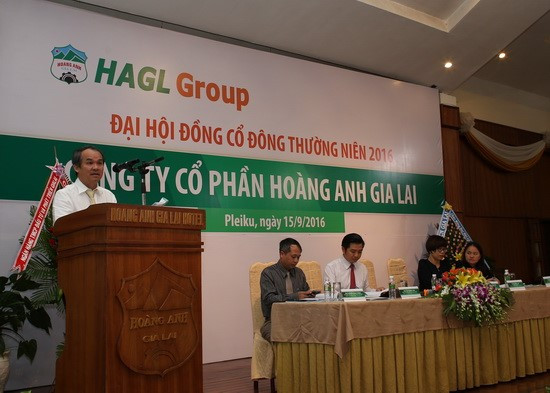 Tại thời điểm ngày 30/6, HAGL có 12.343 tỷ đồng nợ ngắn hạn và 14.340 tỷ đồng nợ dài hạn. Dù nợ lớn nhưng lĩnh vực nông nghiệp của HAGL có trị giá lên tới cả tỷ USD, gồm hàng trăm ngàn hecta đất tại Việt Nam, Lào, Campuchia dành cho đầu tư cao su, mía đường, cọ dầu, bò thịt, bò sữa. Bên cạnh đó, tương lai của các sản phẩm nông nghiệp của bầu Đức khá sáng sủa với mức giá tương đối cạnh tranh. Ảnh: HAGL.