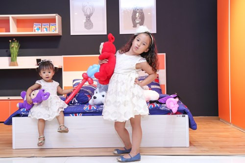 Hai chị em bé Nhím thích thú với nội thất phòng ngủ mới.
