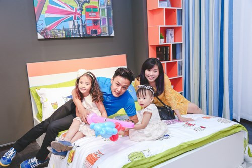Mới đây, để chuẩn bị cho hai cô con gái một không gian riêng, Hồng Đăng quyết định đưa cả gia đình đi lựa chọn nội thất. Anh chia sẻ rằng, bản thân muốn đặt thiết kế toàn bộ không gian theo sở thích của con gái mình.