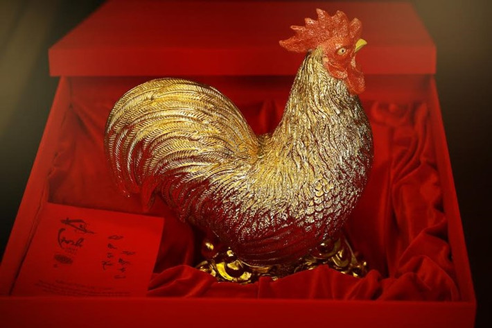 Năm nay, tượng gà mạ vàng có tên Kỳ Linh Đinh Dậu 2017 hứa hẹn sẽ là món quà độc đáo, ý nghĩa trong dịp năm mới. Vật phẩm hình gà này được các nghệ nhân làng gốm Bát Tràng và làng dát vàng Kiêu Kỵ nghiên cứu, chế tác cầu kỳ theo hình thức thủ công truyền thống.