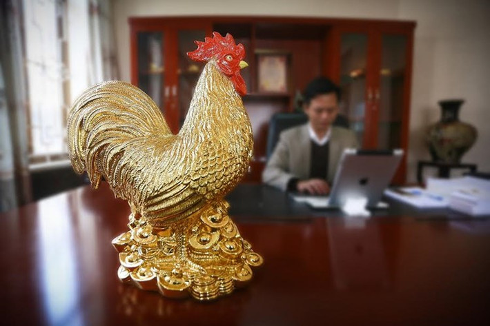 Nguyên liệu chế tác linh vật gà vàng được lựa chọn kỹ lưỡng, đất sét trắng lấy từ vùng đất linh thiêng (đền Trần) hòa quyện với nước sông Hồng, tráng trong men ngọc, tôi trong lửa đỏ, phủ vàng ròng sang quý. Đây sẽ là tác phẩm quà Tết độc nhất vô nhị năm 2017.