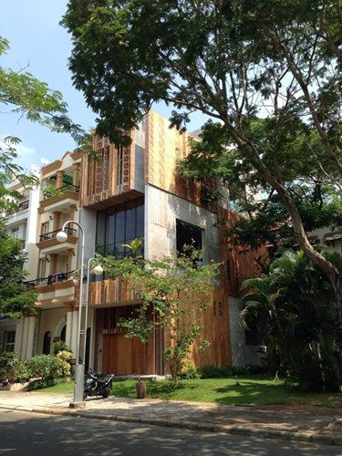 Ngôi nhà ống tràn ngập nắng gió ở TP HCM có tên Thong House cũng từng xuất hiện trên tạp chí kiến trúc Archdaily (Mỹ). "Thong House" được kiến trúc sư Shunri Nishizawa thiết kế nằm trong một khu dân cư mới phát triển.