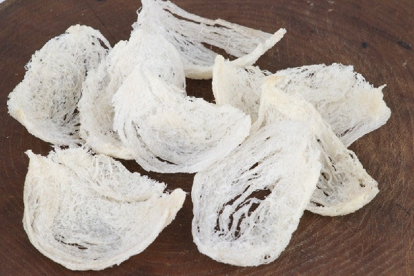 Tổ yến: Tổ yến từ lâu nay luôn nằm trong danh sách quà biếu tặng xa xỉ dịp Tết Nguyên đán. Yến sào là tổ của chim yến, được làm hoàn toàn từ nước bọt chim yến. Tổ yến xưa là sản vật quý dâng vua và chỉ các nhà vương giả mới đủ tiền mua. Đến ngày nay, đây vẫn là thực phẩm bổi bổ đắt đỏ, không phải ai cũng đủ khả năng mua được. Ảnh: Depplus.