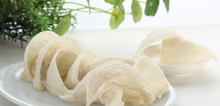 Được xem là "trứng cá muối" của phương Đông, tổ yến chất lượng tốt hiện có giá gần 1.000 USD-1.500 USD/kg bán buôn và 2.500 USD/kg bán lẻ. Tuy nhiên, tổ yến luôn là món ăn đắt giá nhưng được ưa chuộng bậc nhất và thường xuyên "cháy hàng" bởi loại thực phẩm này rất có lợi ích cho sức khỏe. Ảnh: Thuvienboich.