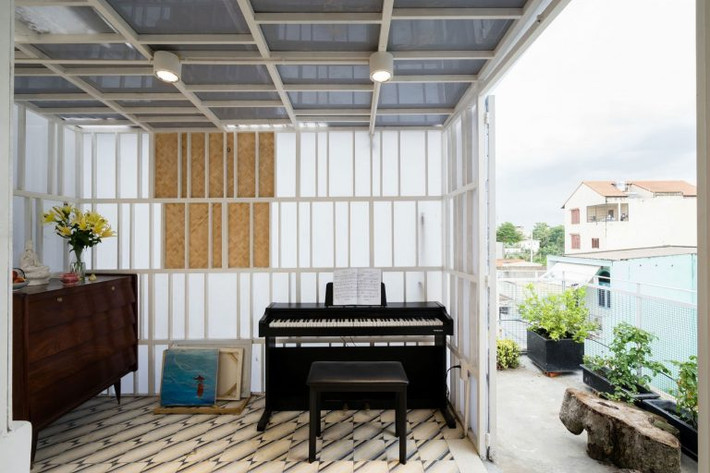 Bên ngoài phòng ngủ có một không gian để đàn piano và khu ban công thư giãn cho gia chủ.