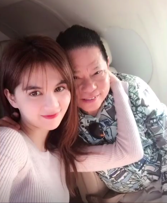 Khi đi cùng bạn trai hơn 45 tuổi, Ngọc Trinh khá chủ động thể hiện tình cảm khi tạo dáng chụp ảnh.