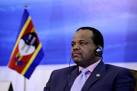 Vua tỷ phú Mswati III (tên khai sinh là Makhosetive Dlamini; sinh ngày 19/3/1968) là Quốc vương của Vương quốc Swaziland đồng thời là người đứng đầu của Hoàng tộc Swazi. Ảnh: Buzzsouthafrica.
