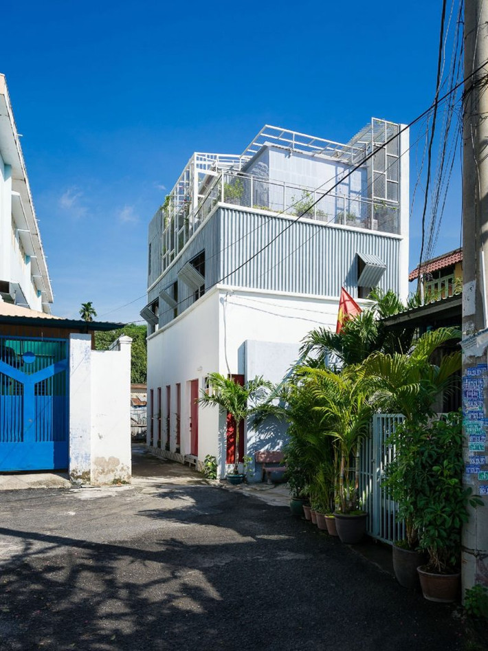 Ngôi nhà trong hẻm ở TP HCM xuất hiện trên báo Tây có tên K. House. Đây từng là một ngôi nhà cấp 4 rộng 50m2 với một tầng lửng bằng gỗ.