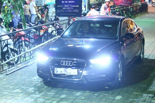Anh rất hãnh diện vì chiếc xe là tài sản do chính tiền mồ hôi công sức của mình mua được. Ảnh: Một thế giới.
