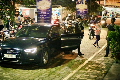 Noo Phước Thịnh thường xuyên tự lái xe sang đi làm. Ảnh: Một thế giới.