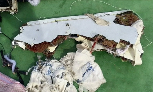 Ngày 19/5/2016: Máy bay MS804 chở 56 hành khách và 10 thành viên phi hành đoàn của hãng hàng không Ai Cập EgyptAir rơi ở ngoài khơi đảo Karpathos của nước này khi đang trên đường từ Paris tới Cairo khiến toàn bộ 66 người thiệt mạng. Trong hình là mảnh vỡ máy bay gặp nạn của EgyptAir. Ảnh: Reuters.