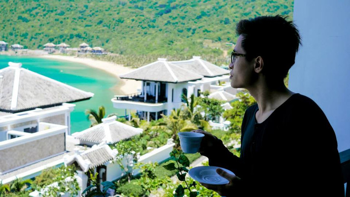 Sau mỗi dự án âm nhạc, nam ca sĩ chọn cho mình những dịch vụ du lịch nghỉ dưỡng đắt tiền, sang trọng. Ảnh: FBNV.