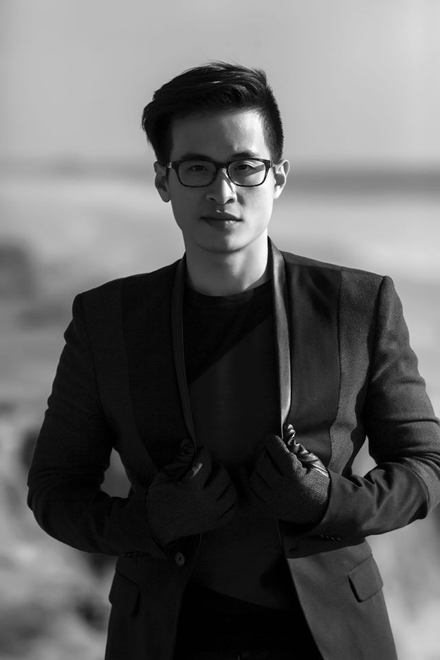 Từ nhỏ, nam ca sĩ đã có thành tích học tập nổi bật. Học xong cấp ba, Hà Anh Tuấn thi đậu một lúc hai trường đại học, đồng thời giành một suất học bổng đi Mỹ, nhưng anh lại sang Đức theo ngành mình ưa thích tại Đại học kỹ thuật Darmstadt. Con đường trở thành kỹ sư hoá dầu đang rất gần thì hè năm 2006, anh về nước thi Sao Mai Điểm Hẹn nhưng không ngờ lại đoạt giải Triển vọng, nằm trong top 3 chung cuộc. Ảnh: FBNV.
