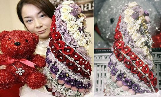 Cây thông Noel 1,8 triệu USD: Đây là một cây thông rất đặc biệt với chiều cao chỉ 40cm, thực tế nó là một tháp hoa hồng được trang trí với 400 viên kim cương 100 cara được nhập từ miền nam Châu Phi và Úc. Cây thông này đã được tìm thấy tại chuỗi cửa hàng Takashimaya ở Trung Quốc năm 2009. Ảnh: Internet.