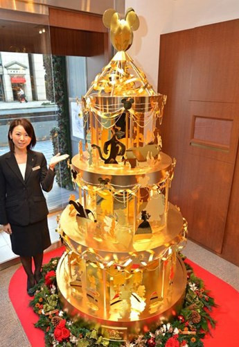 Năm 2012, cửa hàng trang sức Ginza Tanaka này cũng từng ra mắt một cây thông làm từ vàng nguyên chất, trị giá 4,2 triệu USD. Cây thông cao 2,4m được trang trí bằng 50 nhân vật Disney như chuột Mickey, Tinkerbell và cô bé lọ lem, dây ruy-băng, lá bằng vàng. Để làm được cây thông đặc biệt này, nhà sản xuất đã dùng tới 40kg vàng nguyên chất. 10 thợ lành nghề đã mất 2 tháng để hoàn thành tác phẩm. Ảnh: BBC.