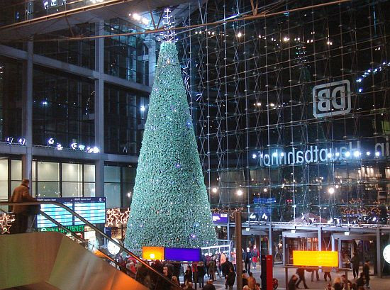 Cây Giáng sinh tại nhà ga trung tâm Berlin, Đức: Bao bọc bởi 40.000 viên pha lê Swarovski, đây là cây thông Noel được trưng bày tại Berlin vào năm 2006. Ảnh: Internet.