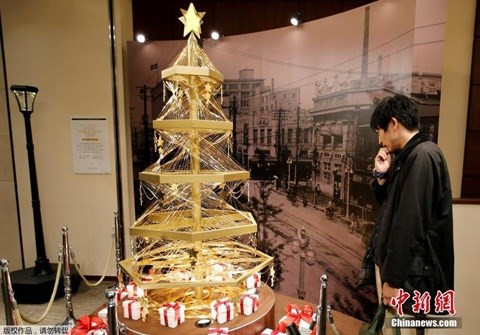 Năm nay, một cây thông Noel làm từ vàng ròng hình sợi trị giá 1,8 triệu USD cũng đang được trưng bày giữa cửa hàng trang sức Ginza Tanaka ở Tokyo, Nhật Bản. Cây thông Noel bằng vàng này nặng 19kg, được trang trí bằng các sợi dây vàng và cao 2m. Ra đời vào dịp kỷ niệm 90 năm khai trương cửa hàng, cây thông sẽ được trưng bày đến hết ngày 25/12. Ảnh: MR.