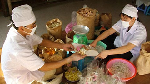 Làng nghề mứt kẹo Xuân Đỉnh thuộc quận Bắc Từ Liêm là một trong những làng nghề truyền thống lâu đời tại Hà Nội. Mỗi năm chỉ riêng tại đây đã cung cấp hơn 600 tấn mứt kẹo cho thị trường. Điều đặc biệt là ở đây chỉ làm mứt kẹo vào khoảng tháng 12-tháng 1 dương lịch gần sát Tết Âm lịch, vào những ngày này chỉ cần đứng ở đầu cổng làng thôi cũng có thể ngửi thấy mùi mứt thơm phức mới ra lò. Ảnh: ANTĐ.