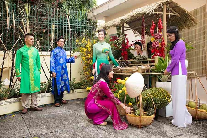 Tháng 2/2016, Giáng My còn tổ chức tiệc tất niên tại nhà riêng. Hoa hậu đền Hùng tự tay trang trí nhà cửa cho dịp này. Ảnh: Zing.