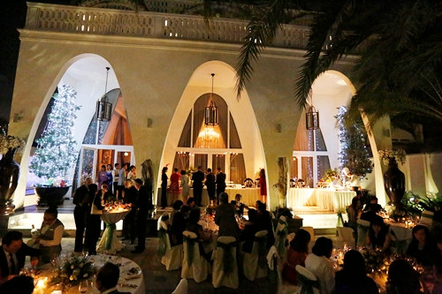 Sau khi nghe nhạc, khách mời di chuyển ra khu vực sân vườn dự tiệc buffet trong ánh nến lung linh. Ảnh: VNE.
