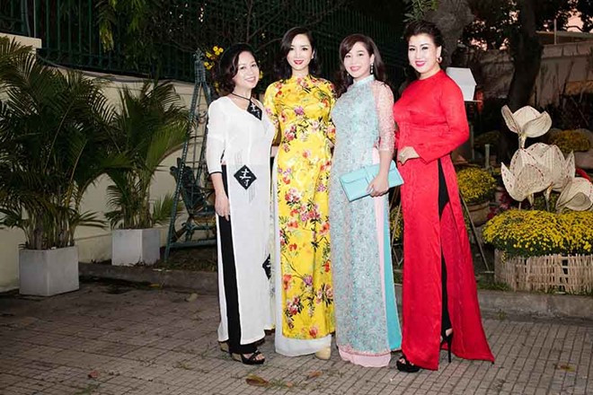 Hoa hậu và những người bạn chụp ảnh tại góc vườn nhà được trang trí bởi những chậu hoa cúc vàng xinh xắn. Ảnh: Zing.