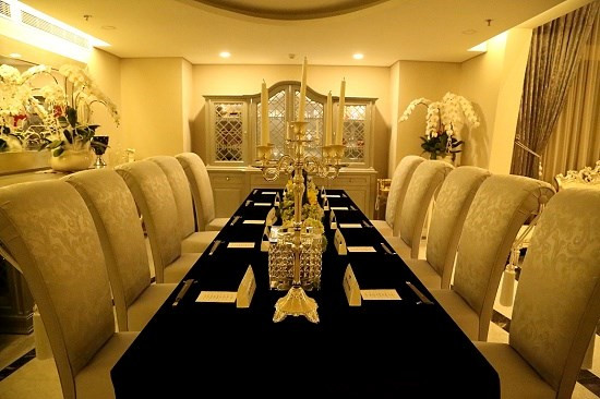 Mọi thứ trong phòng khách được bày biện gọn gàng, sang trọng chẳng khác gì một nhà hàng hạng sang. Ảnh: Công lý.