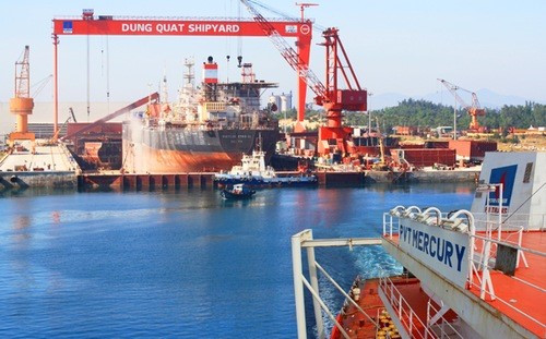 Mặc dù Tập đoàn Dầu khí đã có nhiều nỗ lực nhằm cứu Nhà máy đóng tàu Dung Quất thoát khỏi nguy cơ phá sản từ các năm trước nhưng ở thời điểm này, theo Bộ Công Thương, phải có những giải pháp mạnh để xử lý dự án này. Ảnh: VnEconomy.