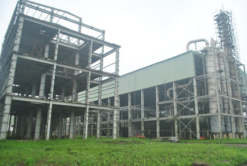 Dự án Nhà máy nhiên liệu sinh học ethanol Phú Thọ (huyện Tam Nông, Phú Thọ) được các đơn vị thuộc PVN khởi công từ tháng 6/2009 với tổng mức đầu tư hơn 1.700 tỷ đồng. Nhà máy dự kiến đi vào sản xuất từ năm 2012 nhưng khi đã xong khoảng 80% khối lượng công việc, từ cuối năm 2011 đến nay dự án dừng thi công do nhiều nguyên nhân, toàn bộ hệ thống nhà xưởng đang từng ngày lâm cảnh hoang tàn. Ảnh: Vietnamnet.