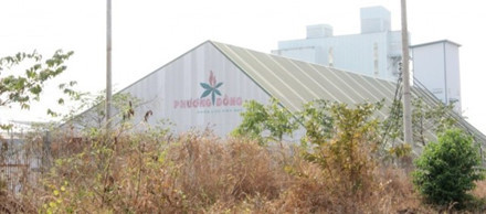 Nhà máy ethanol Bình Phước được khởi công năm 2010 và khánh thành vào tháng 12/2012, với công suất 300.000 lít xăng E5/ngày. Tuy nhiên, việc tìm đầu ra cho xăng E5 không dễ dàng, khi người dân sử dụng xăng E5 rất ít. Do đó, kể từ đầu năm 2015 đến nay, nhà máy ethanol trị giá hơn 2.200 tỷ đồng này, vận hành sản xuất không đáng kể đã buộc phải “đắp chiếu” vô thời hạn. Ảnh: Lao Động.
