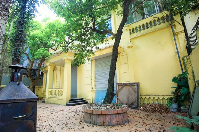 Hai bên trước cửa chính là hai cây nhãn có tuổi đời vài chục năm. Theo người dân sinh sống xung quanh đây, giá căn biệt thự này có thể lên đến hàng trăm tỷ đồng. Ảnh: Người Lao Động.