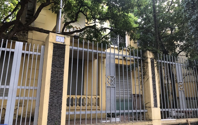 Hiện căn biệt thự luôn trong tình trạng cửa đóng, then cài, không có người sinh sống nhiều tháng nay. Ảnh: VOV.