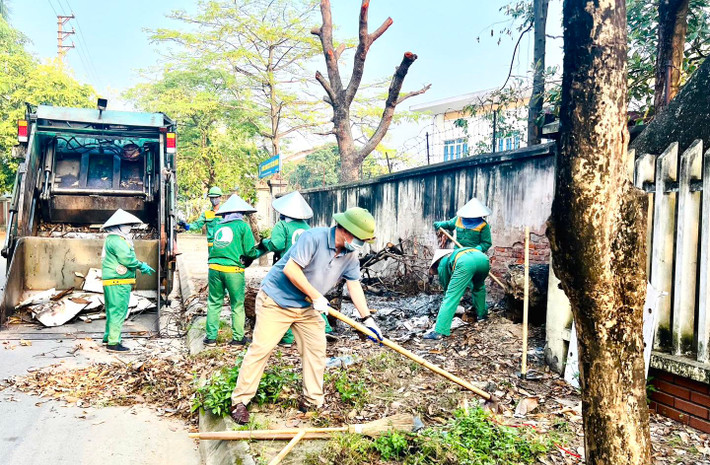 Ngay từ sáng, đông đảo người dân đã tích cực tham gia thu gom rác thải, khơi thông cống rãnh, phát quang bụi rậm, bóc dỡ các biển quảng cáo rao vặt trên các gốc cây, cột điện… trên tất cả các tuyến phố, ngõ xóm, khu dân cư góp phần tạo cảnh quan đô thị, hình ảnh đẹp về thành phố Hải Dương văn minh, hiện đại.