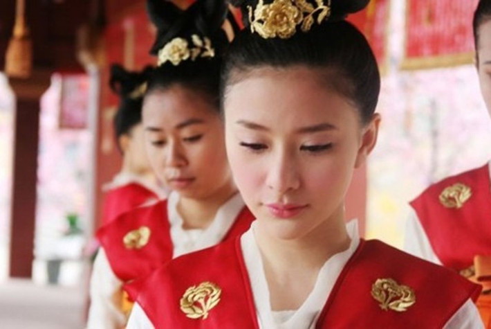 Vì vậy, họ chỉ có thể làm vợ lẽ của người khác. Thân phận vợ lẽ sẽ khiến họ có cuộc sống vất vả khi bị nhà chồng và vợ cả chèn ép.