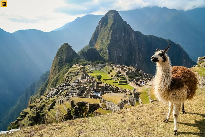 Nằm trên một sườn núi trong thung lũng Urubamba ở Peru, cách thành phố Cusco khoảng 80 km về phía Tây Bắc, thánh địa Machu Picchu là di tích nổi tiếng của đế chế Inca tồn tại đến ngày nay.