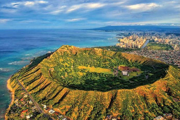 Bức ảnh ngoạn mục này cho thấy Diamond Head, ngọn núi lửa nổi tiếng trên quần đảo Hawaii, Mỹ với địa hình hình thành khoảng 400.000-500.000 năm.