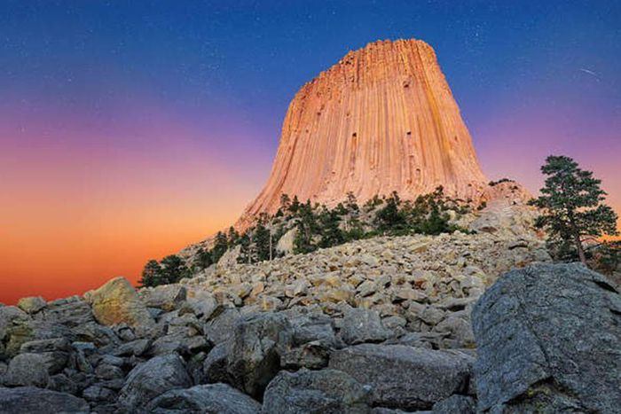 Tháp Quỷ là những gì còn lại của một ngọn núi lửa khổng lồ đã bùng nổ ở bang Wyoming, Mỹ. Nó đã từng xuất hiện trong bộ phim Close Encounters of the Third Kind của đạo diễn lừng danh Steven Spielberg.