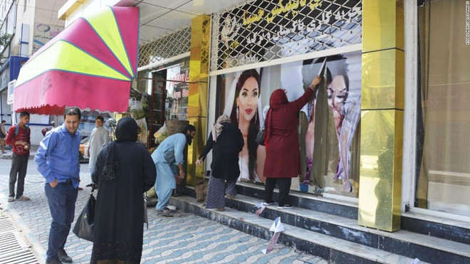 Thêm nữa, nhiều phụ nữ Afghanistan đem giấu giấy tờ tùy thân, bằng cấp và chứng chỉ nhận được tại các trường học để tránh bị Taliban phát hiện, đánh đập hoặc giết chết.