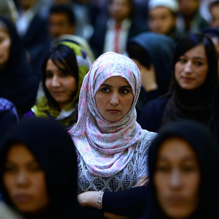 Vào ngày 15/8, Taliban giành được quyền kiểm soát ở Afghanistan. Mặc dù đại diện của Taliban nói sẽ đảm bảo quyền được giáo dục và làm việc của trẻ em, phụ nữ Afghanistan nhưng nhiều người không khỏi lo lắng, sợ hãi và cảm thấy bất an cho tương lai của mình.