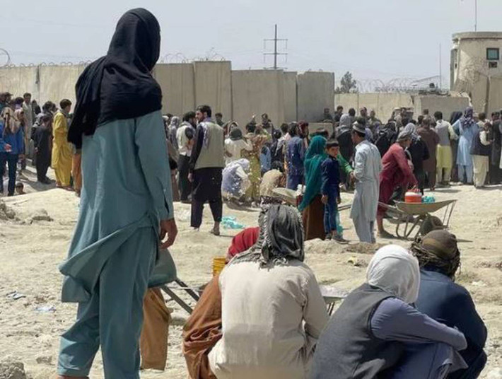 Taliban từng kiểm soát hầu hết Afghanistan trong giai đoạn 1996 - 2001. Khi ấy, phụ nữ Afghanistan bị cấm học hành và làm việc. Họ cũng bị ép kết hôn khi còn nhỏ, hoàn toàn chịu sự quản lý của chồng và con cái. Họ không nên ra khỏi nhà trừ khi có đàn ông đi cùng.