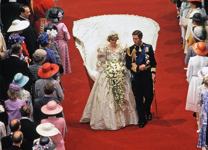 Trong ngày cưới, Công nương Diana nổi bật với bộ váy cưới lộng lẫy do David và Elizabeth Emanue thiết kế. Họ sử dụng chất liệu lụa cao cấp kết hợp cùng chất liệu taffeta rồi đính lên đó 10.000 viên ngọc trai và 1 chiếc huy hiệu bằng vàng 18K ở phần mác váy. Thêm nữa, phần đuôi dài váy cưới dài gần 8m góp phần tôn thêm vẻ đẹp kiều diễm của Công nương Diana.