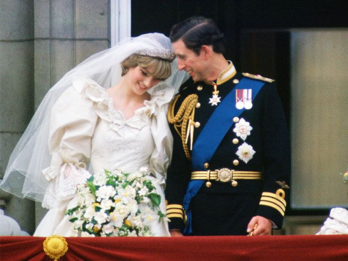 Thái tử Charles và Công nương Diana tổ chức hôn lễ thế kỷ vào ngày 29/7/1981. Chuyện tình đẹp như cổ tích của họ khiến hàng triệu người ngưỡng mộ và yêu thích khi cả hai về chung một nhà.